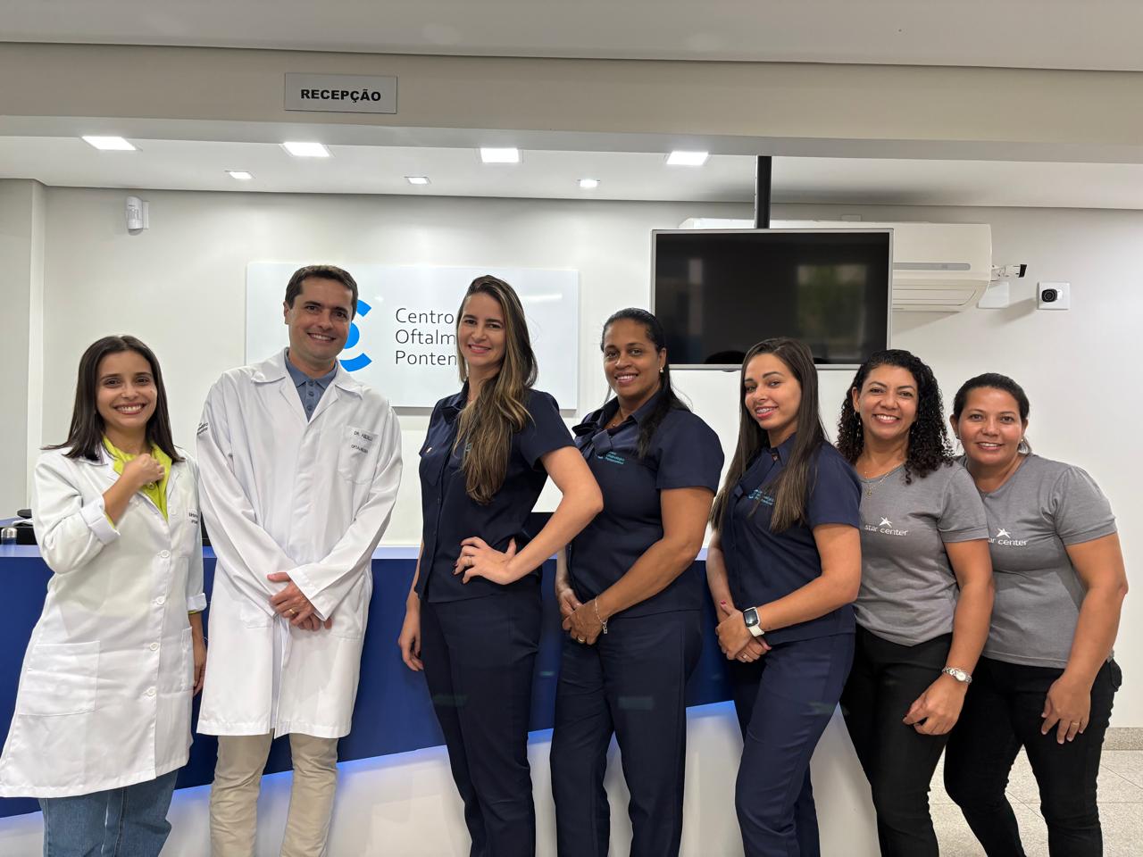 Equipe do Centro Oftalmológico Pontenovense na recepção