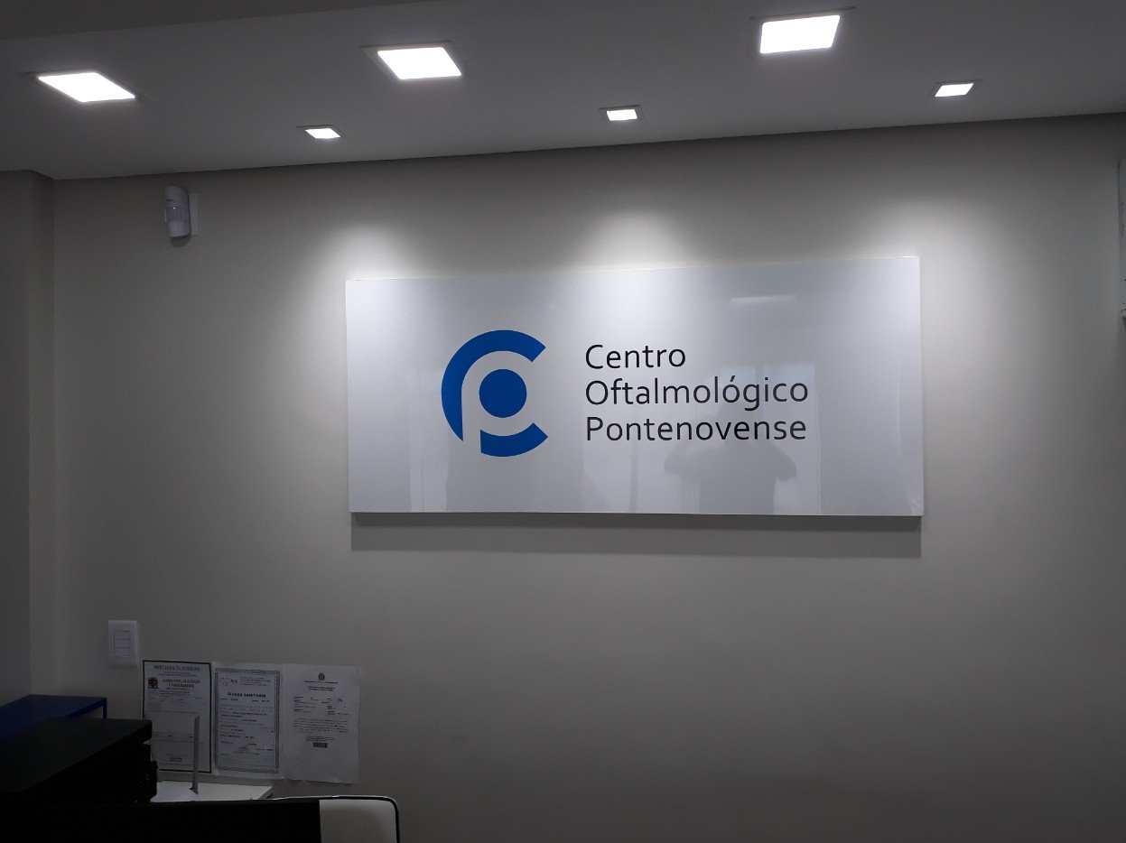 Logo na parede da clínica